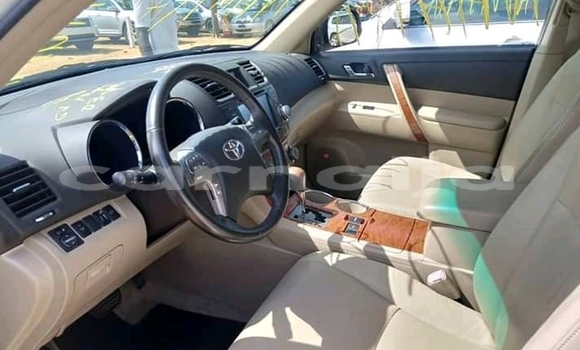 Buy Used Toyota Highlander White Car in Akure in Ondo State Buy Used Toyota Highlander White Car in Akure in Ondo State