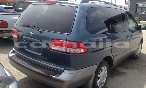 Buy Used Toyota Sienna Blue Car in Afaha Ikot Ebak in Akwa Ibom State