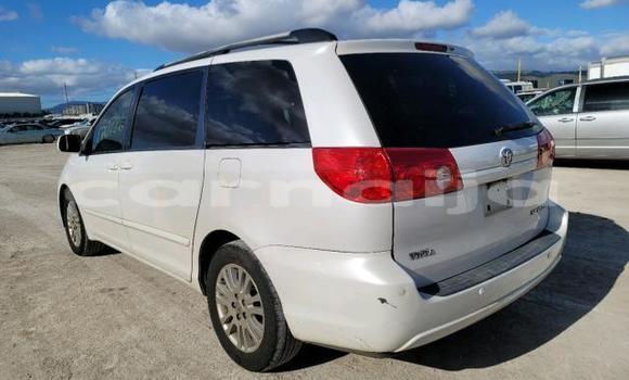 Buy New Toyota Sienna White Car in Badagry in Lagos State Buy New Toyota Sienna White Car in Badagry in Lagos State