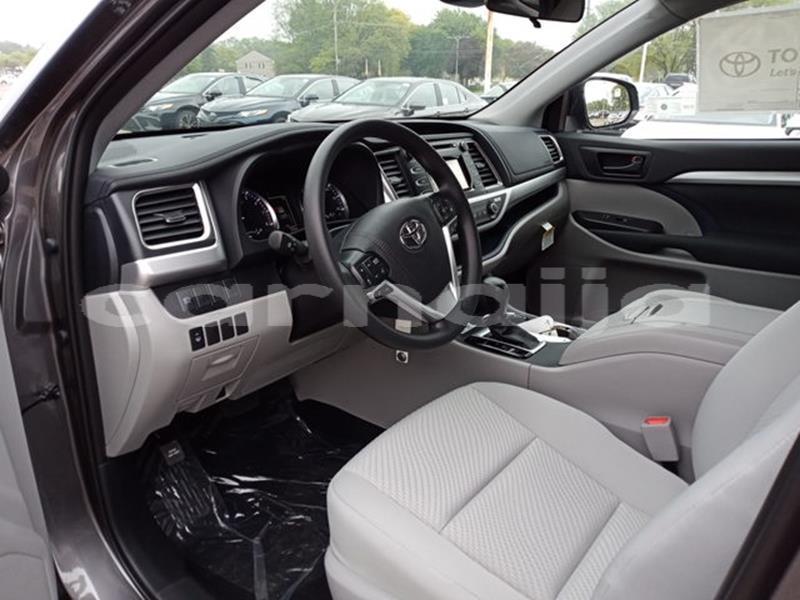 Big with watermark 2019 toyota highlander...9