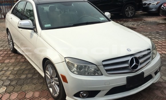 Acheter Import Voiture Mercedes-Benz C–Class Blanc à Ipokia, État d'Ogun