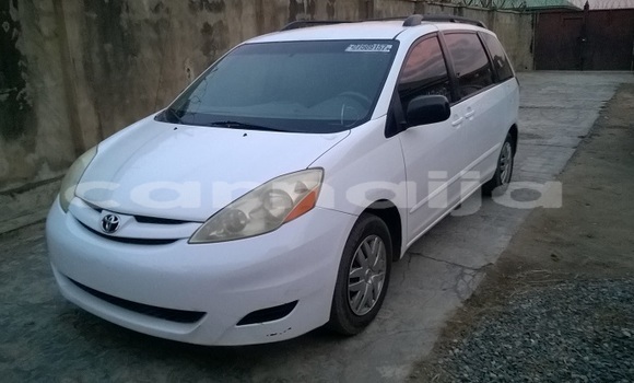 Buy Import Toyota Sienna White Car in Ipokia in Ogun State Buy Import Toyota Sienna White Car in Ipokia in Ogun State