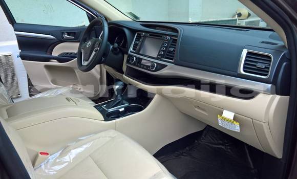 Buy Used Toyota Highlander Beige Car in Lagos in Lagos State Buy Used Toyota Highlander Beige Car in Lagos in Lagos State