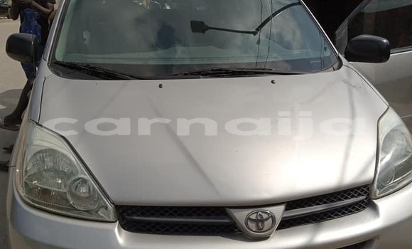 Acheter Occasion Voiture Toyota Sienna Gris à Yenagoa, État de Bayelsa Acheter Occasion Voiture Toyota Sienna Gris à Yenagoa, État de Bayelsa
