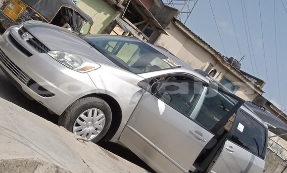 Acheter Occasion Voiture Toyota Sienna Gris à Yenagoa, État de Bayelsa Acheter Occasion Voiture Toyota Sienna Gris à Yenagoa, État de Bayelsa