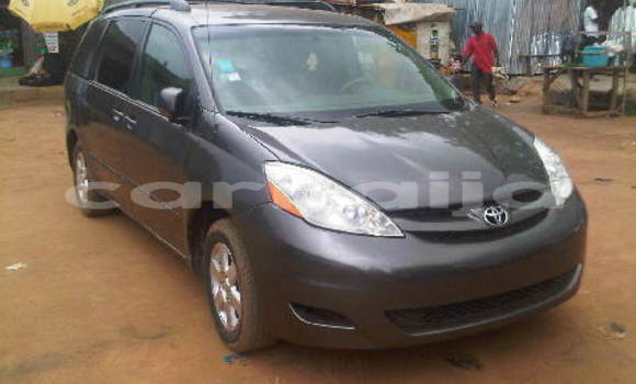 Buy Used Toyota Sienna Beige Car in Lagos in Lagos State