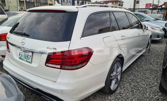 Acheter Occasion Voiture Mercedes-Benz E–Class Blanc à Lagos, État de Lagos Acheter Occasion Voiture Mercedes-Benz E–Class Blanc à Lagos, État de Lagos