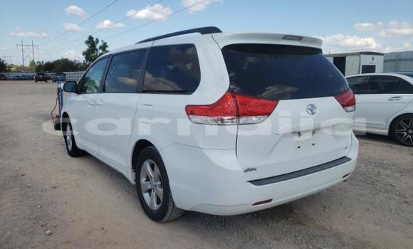 Buy New Toyota Sienna White Car in Badagry in Lagos State Buy New Toyota Sienna White Car in Badagry in Lagos State