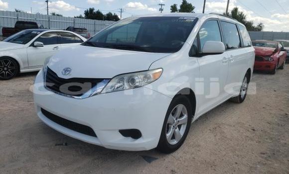 Buy New Toyota Sienna White Car in Badagry in Lagos State Buy New Toyota Sienna White Car in Badagry in Lagos State