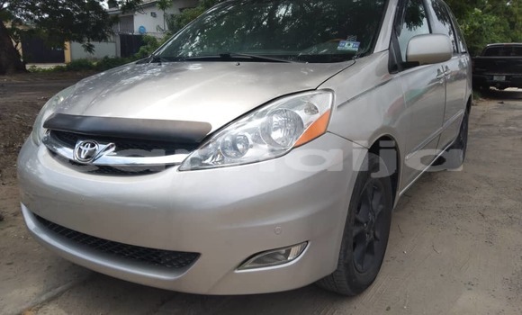 Buy Used Toyota Sienna Silver Car in Abeokuta in Ogun State
