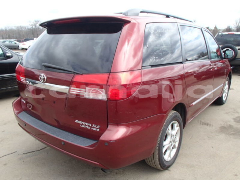 Big with watermark 2004 toyota sienna3