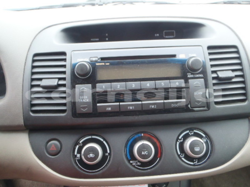 Big with watermark toyota camry xle 2005 model dash board cd view