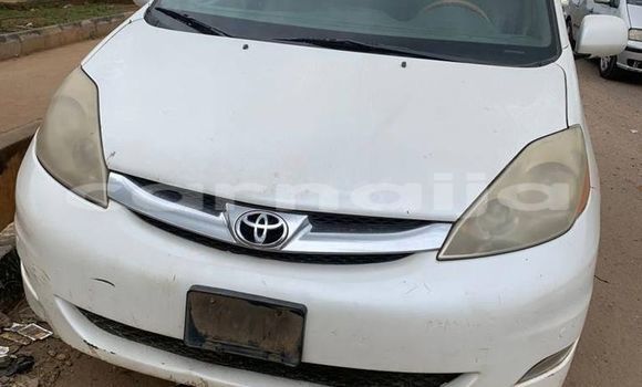 Buy Used Toyota Sienna White Car in Shagamu in Ogun State