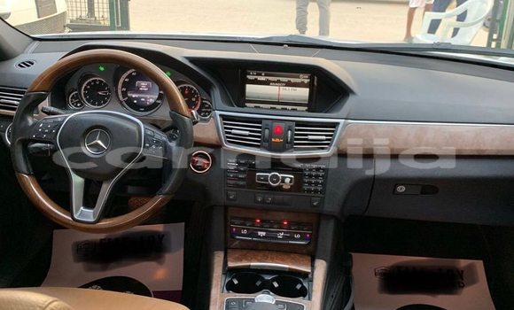 Acheter Occasion Voiture Mercedes-Benz E-Classe Blanc à Aba, État d'Abia Acheter Occasion Voiture Mercedes-Benz E-Classe Blanc à Aba, État d'Abia