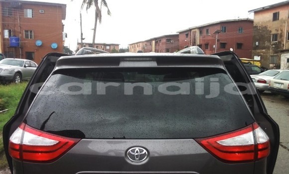 Acheter Occasion Voiture Toyota Sienna Noir à Lagos, État de Lagos Acheter Occasion Voiture Toyota Sienna Noir à Lagos, État de Lagos