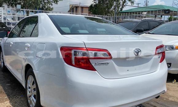 Acheter Occasion Voiture Toyota Camry Blanc à Abuja, État de Lagos Acheter Occasion Voiture Toyota Camry Blanc à Abuja, État de Lagos