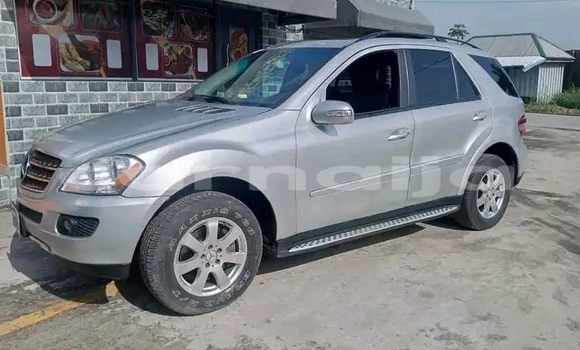 Acheter Occasion Voiture Mercedes-Benz ML–Class Beige à Lagos, État de Lagos
