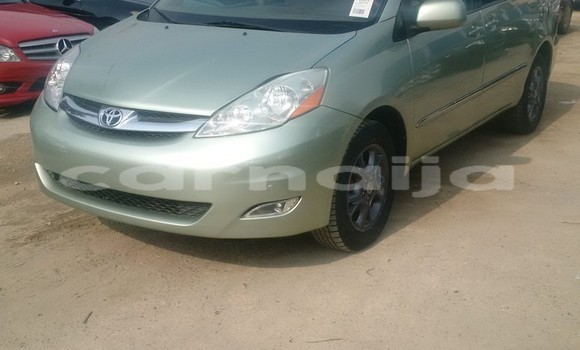 Buy Used Toyota Sienna Green Car in Ipokia in Ogun State