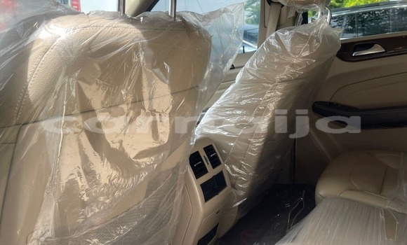 Acheter Occasion Voiture Mercedes-Benz ML–Class Blanc à Abuja, État de Lagos Acheter Occasion Voiture Mercedes-Benz ML–Class Blanc à Abuja, État de Lagos