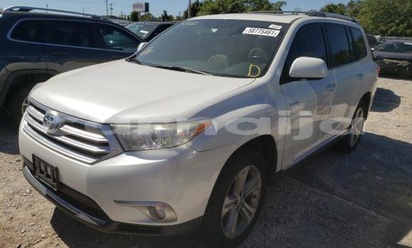 Buy New Toyota Highlander White Car in Lagos in Lagos State