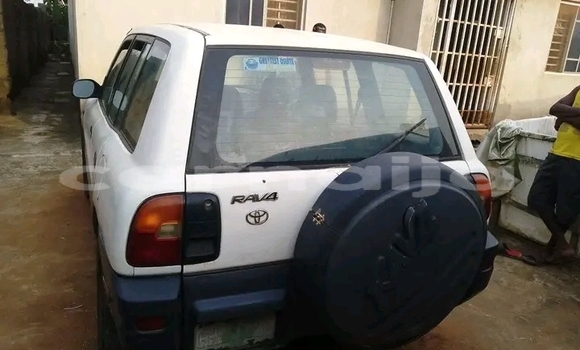 Acheter Occasion Voiture Toyota RAV4 Blanc à Une chauve–souris, État d'Akwa Ibom Acheter Occasion Voiture Toyota RAV4 Blanc à Une chauve–souris, État d'Akwa Ibom