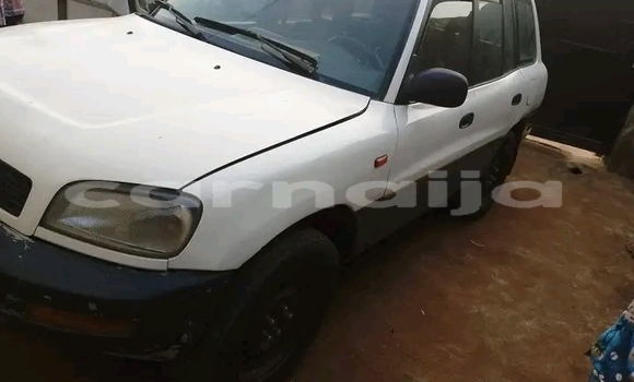 Acheter Occasion Voiture Toyota RAV4 Blanc à Une chauve–souris, État d'Akwa Ibom Acheter Occasion Voiture Toyota RAV4 Blanc à Une chauve–souris, État d'Akwa Ibom