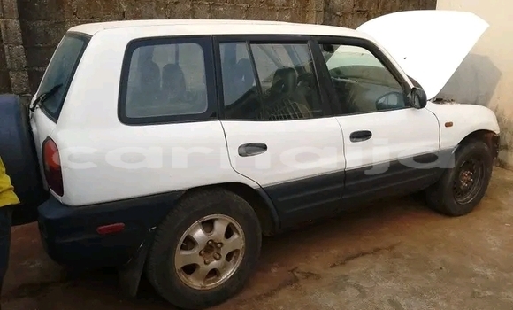 Acheter Occasion Voiture Toyota RAV4 Blanc à Une chauve–souris, État d'Akwa Ibom Acheter Occasion Voiture Toyota RAV4 Blanc à Une chauve–souris, État d'Akwa Ibom
