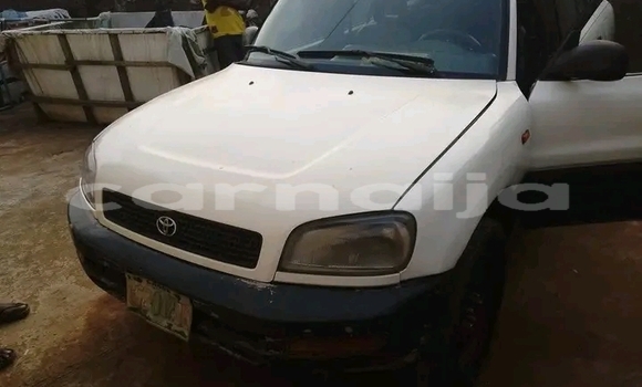 Acheter Occasion Voiture Toyota RAV4 Blanc à Une chauve–souris, État d'Akwa Ibom Acheter Occasion Voiture Toyota RAV4 Blanc à Une chauve–souris, État d'Akwa Ibom