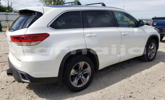 Buy New Toyota Highlander White Car in Lagos in Lagos State Buy New Toyota Highlander White Car in Lagos in Lagos State