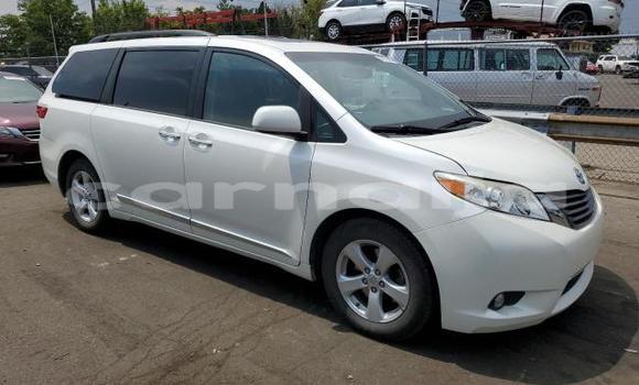 Buy New Toyota Sienna White Car in Lagos in Lagos State