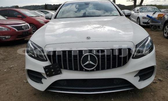 Acheter Neuf Voiture Mercedes-Benz E–Class Blanc à Badagry, État de Lagos Acheter Neuf Voiture Mercedes-Benz E–Class Blanc à Badagry, État de Lagos