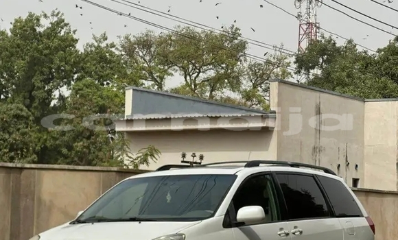 Buy Used Toyota Sienta White Car in Abuja in Lagos State Buy Used Toyota Sienta White Car in Abuja in Lagos State