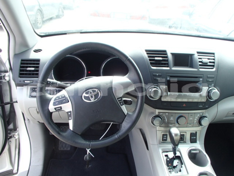 Big with watermark 2012 toyt highlander9