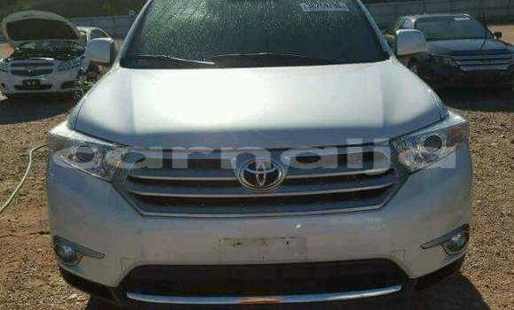 Buy Import Toyota Highlander White Car in Daura in Katsina Buy Import Toyota Highlander White Car in Daura in Katsina