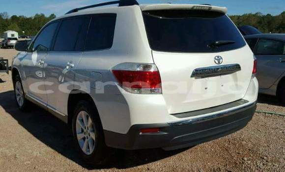 Buy Import Toyota Highlander White Car in Daura in Katsina Buy Import Toyota Highlander White Car in Daura in Katsina